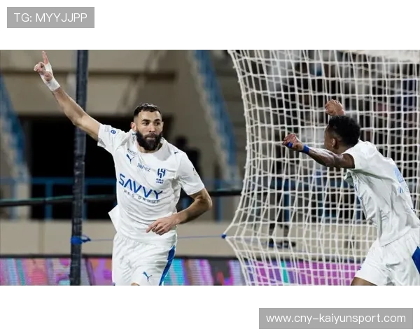 本泽马在沙特新月首战进球如潮,带领球队夺胜